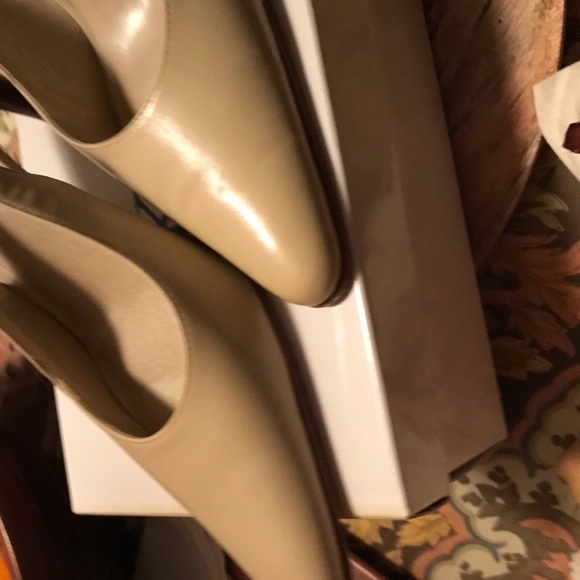 Gorgeous Tan Leather Slingback Pumps by Anne Klein - Picture 3 of 16